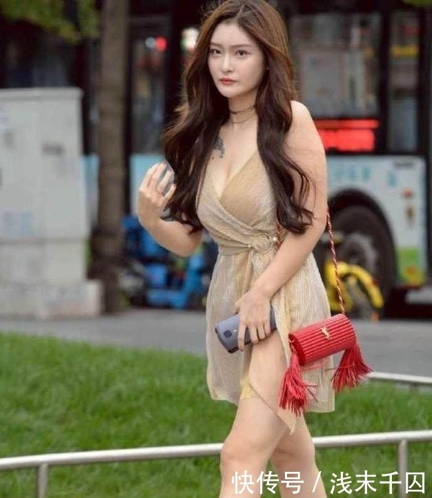 独特|街拍：时髦的紧身打底裤小姐姐，展现独特干练的一面