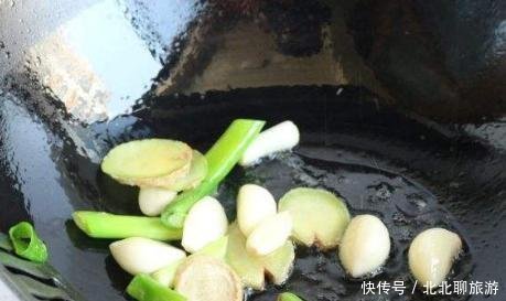 做法|做酸菜鱼时,直接腌鱼肉不对,大厨教你正确做法,鱼肉不碎不腥!