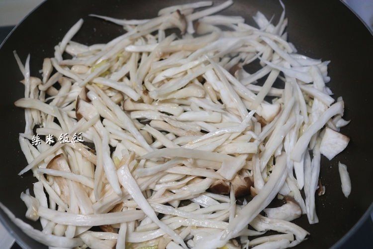 多汁|这三样一起炒,又鲜又脆,吃一口鲜嫩多汁,比肉嚼起来更香