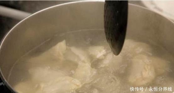 热水|煮饺子热水下锅是错的加一步骤,饺子好吃不破皮