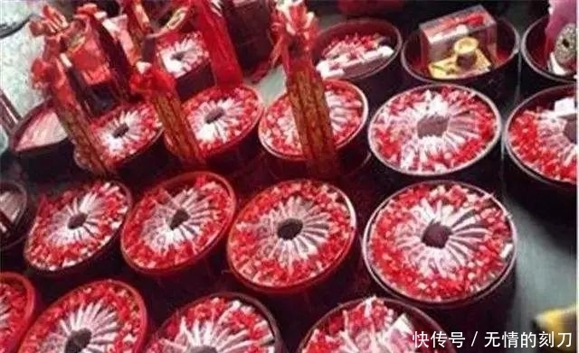 结婚|结婚要180万，女子被男友当街暴打：“求求你，放过我！”