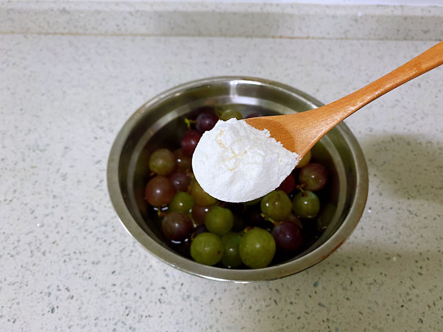 小妙|葡萄不要清水洗,灰尘虫卵洗不掉,教你一个小妙招,脏东西全跑光