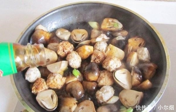  炒菜|为什么炒菜要放蚝油? 你知道蚝油是什么吗? 答案出乎你的想象!