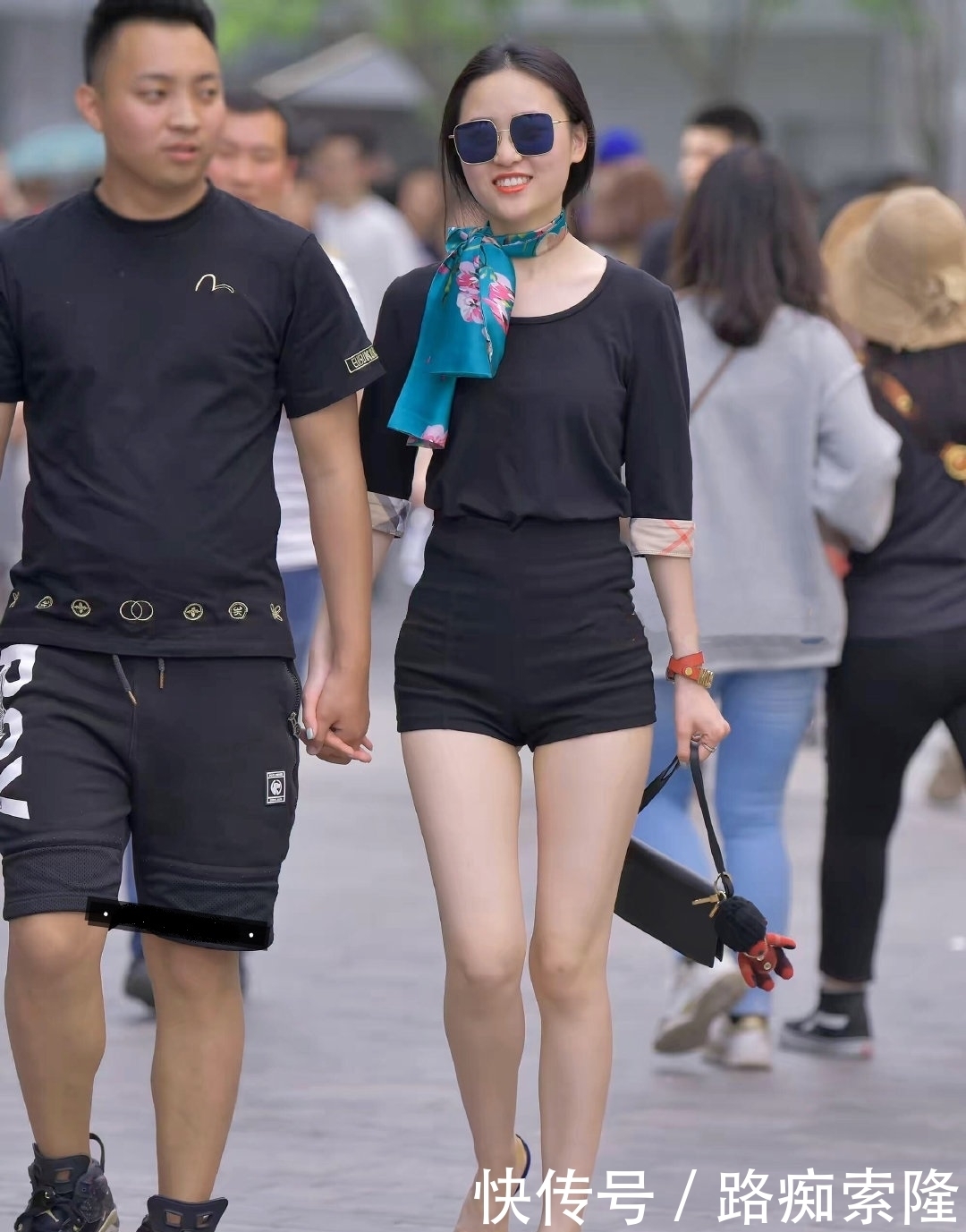 驾驭|路人街拍:一身黑的气质型小姐姐,完美驾驭浮夸的丝巾!