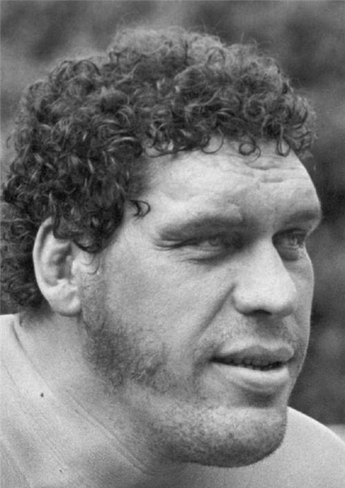  透出|他一口气喝73升啤酒，15年打遍摔跤界无敌手，结局却透出心酸