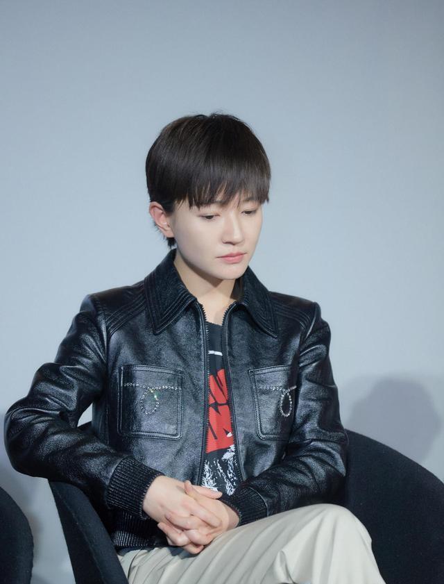 非凡|焦俊艳气质非凡,黑色皮衣配白色长裤干练霸气,美得飒爽不羁