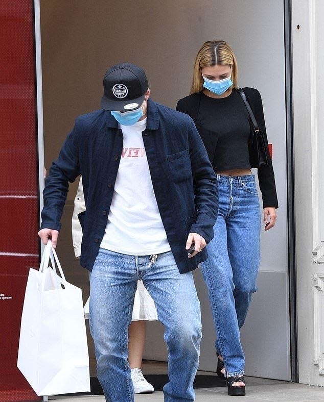 打扮|小贝大儿子与未婚妻逛街,小七打扮很成熟,手牵准嫂子关系融洽