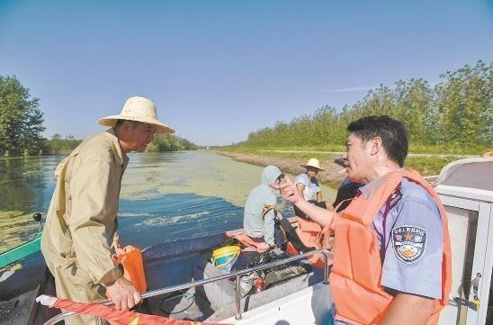  划船|划船上班帐篷办公，民警江中护平安