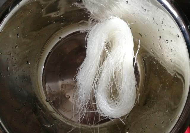 做法|蒜末粉丝蒸扇贝的生活中做法,多了这2步比餐馆做的更香,一盆不足