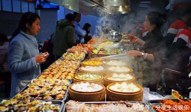 人几乎都|大叔街边卖小吃,30年来不涨价,一天准备2000个都不够卖