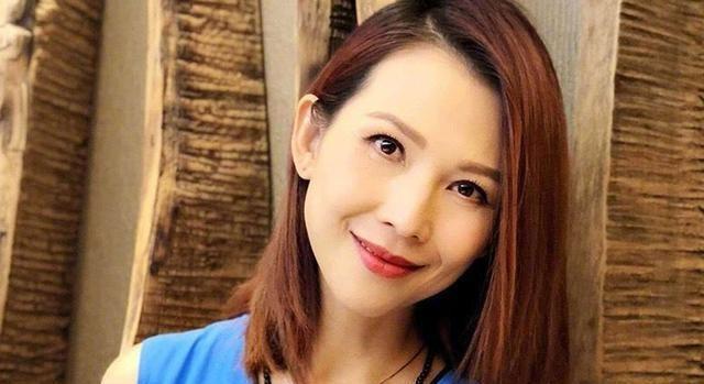 蔡少芬|蔡少芬张歆艺玩泼水游戏,看到他们的脸上溅满了水