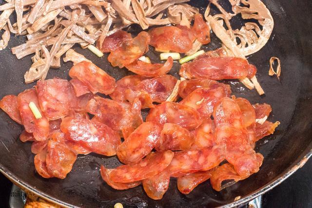  干笋炒腊肠|晚上只烧了1道菜，两个人吃了1锅饭，老公说这种吃法不胖才怪