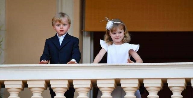 摩纳哥|62岁摩纳哥亲王结婚9周年娇妻美艳绝伦,龙凤胎王子公主萌翻天