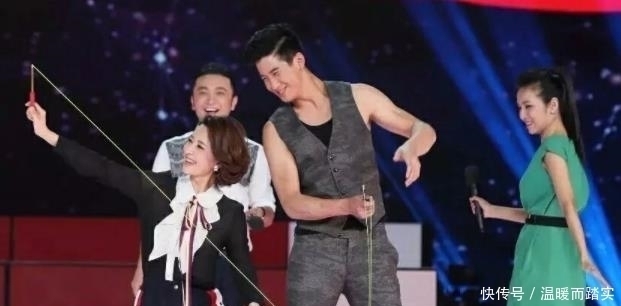  节目|央视主持人张蕾亮相《星光大道》，这下身旁的朱迅尴尬了