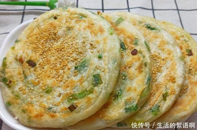  外皮|葱花饼的特色做法，拉一拉卷一卷，外皮酥脆层次多，比手抓饼还香