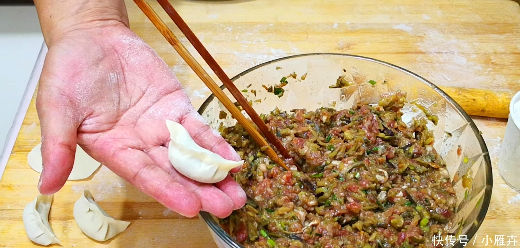 茄子|茄子包饺子,实在太好吃了,鲜美多汁不油腻,比肉饺子还香还好吃