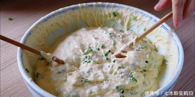 面糊|发面饼最简单做法,手不沾面,锅里一倒就做好,外酥里软葱香四溢