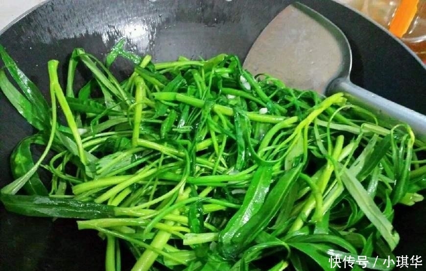 清脆|40年大厨: 炒空心菜时, 多加这一味! 清脆爽口, 菜叶不变黑
