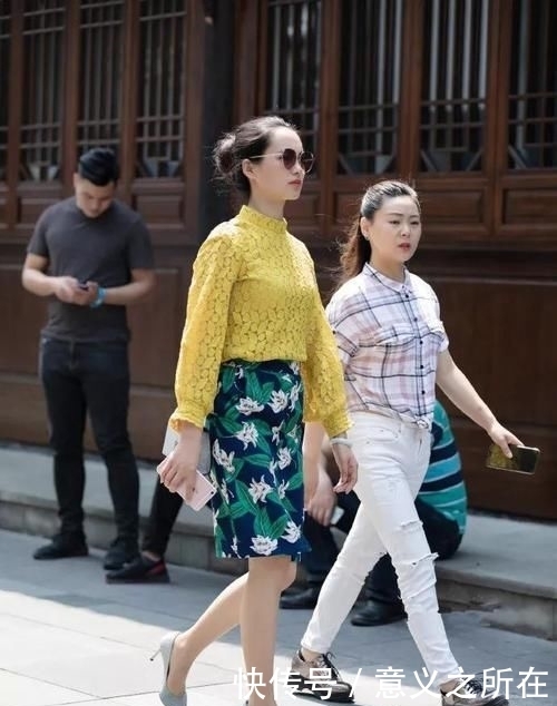 T恤|简单的T恤搭配九分裤，却给人不一样的个性风格