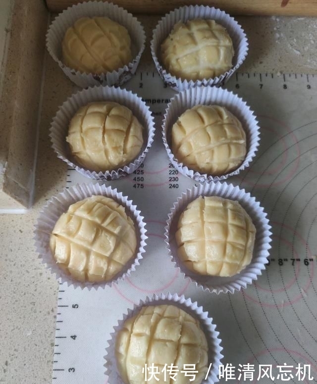  秒杀|「港式酥皮菠萝包」的做法+配方，外皮酥脆，内里松软，秒杀餐厅