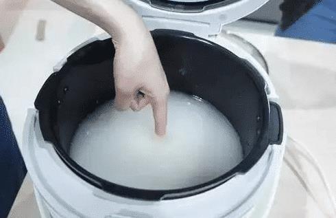 美女|法国美女到中国,帮朋友煮饭时这一幕迷茫了:中国人的手有魔法?