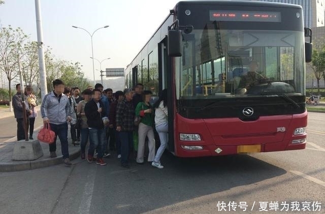 公交车|公交车上小伙好心给老人让座,随后却被全车人大骂