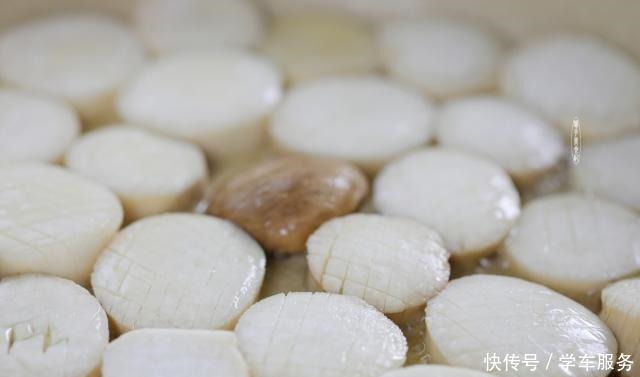 制作|让你流口水的香煎杏鲍菇,制作简单不油腻,切完花刀似鲍鱼