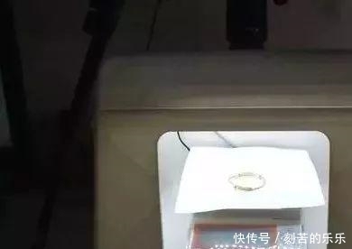 接触|一女子花七千多买金手镯竟褪色,工作人员:接触汞了