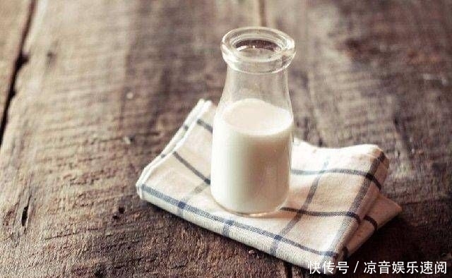 双胞胎|双胞胎兄弟,一个爱喝牛奶,一个从不喝牛奶。一年后,差距明显