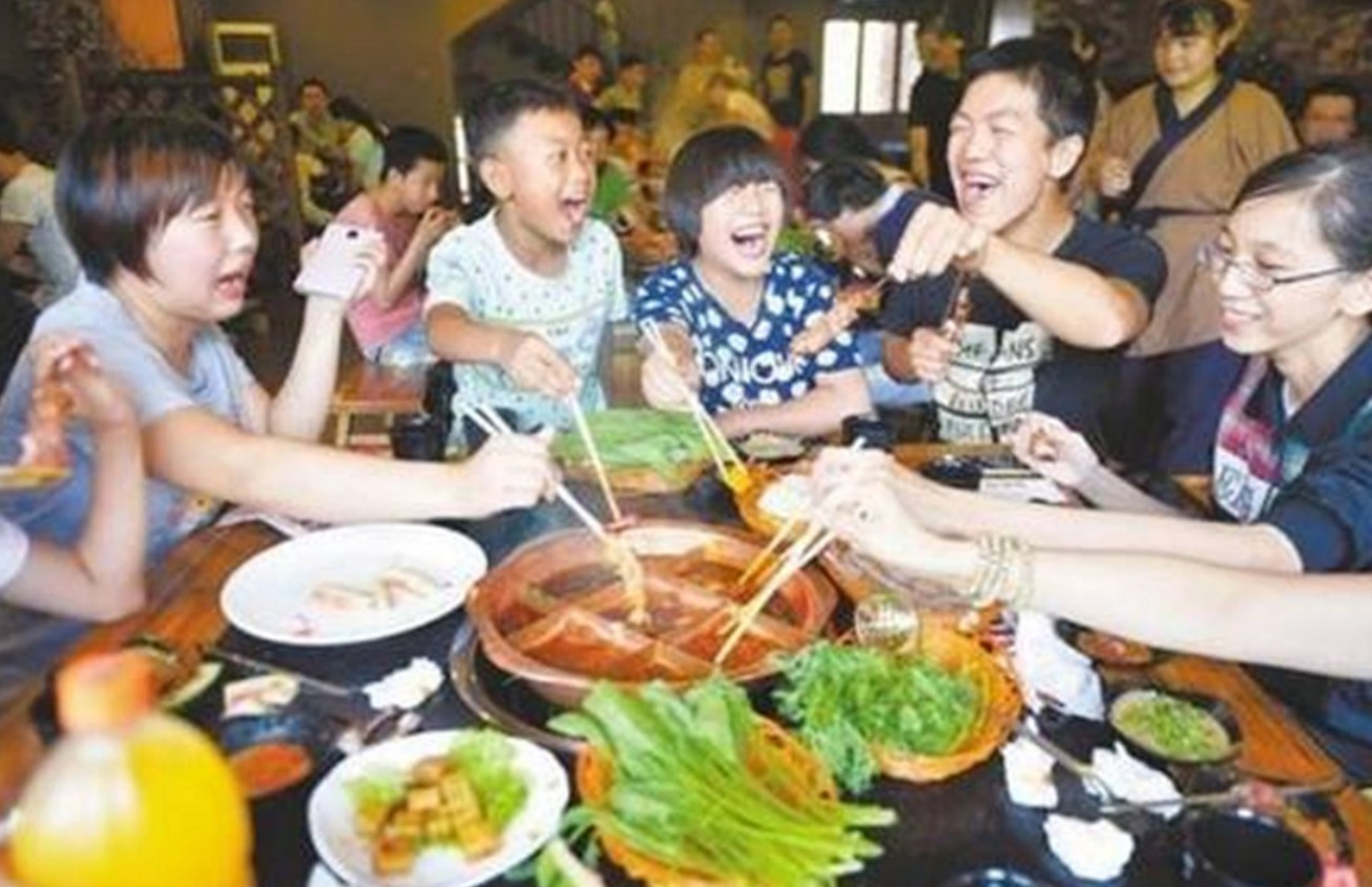 邻桌|熊孩子朝邻桌火锅“吐口水”,宝妈护短被怼,路人:干得漂亮