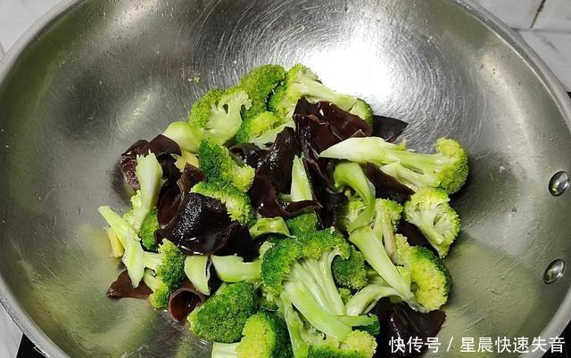 西兰花|西兰花最健康好吃的做法,不用焯水,出锅比吃肉还香,小孩也爱吃