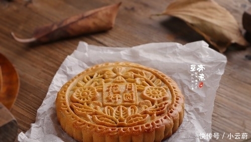 筋面粉|一斤多重的月饼有六个蛋黄,没等回油,就被抢走吃掉,有那么馋吗