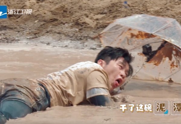 泥水|《奔跑吧》最不怕脏的嘉宾,玩游戏全程趴在泥水里,比郑恺还狠