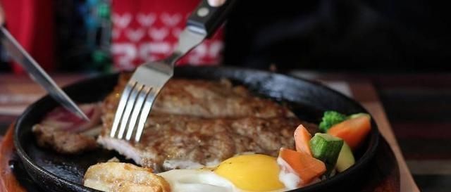 服务员|去吃西餐时,为什么服务员会先给一份面包服务员放心,没有坑