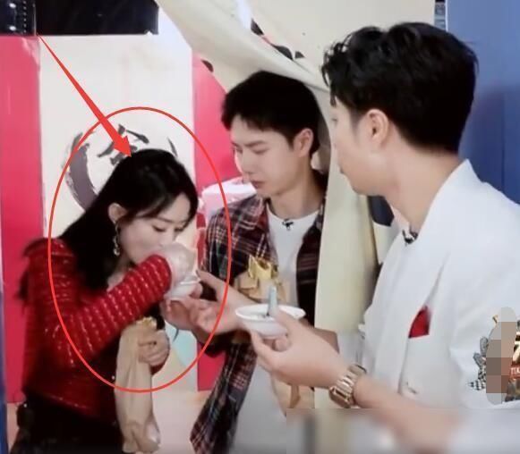 堪称|赵丽颖把自己用过的勺子给王一博,后者的反应,堪称避嫌教科书