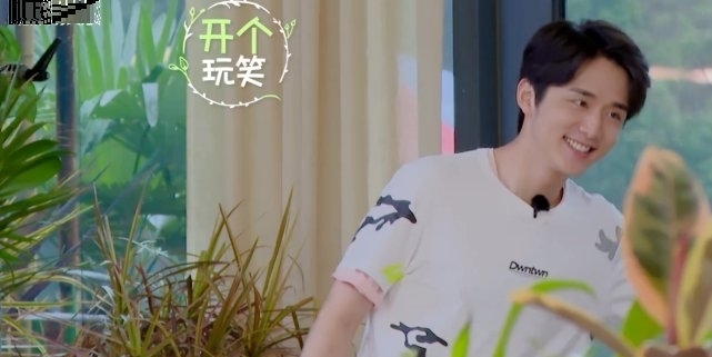 剧情|谭松韵冒雨重返节目组,谁注意张新成下意识反应?怕是偶像剧情