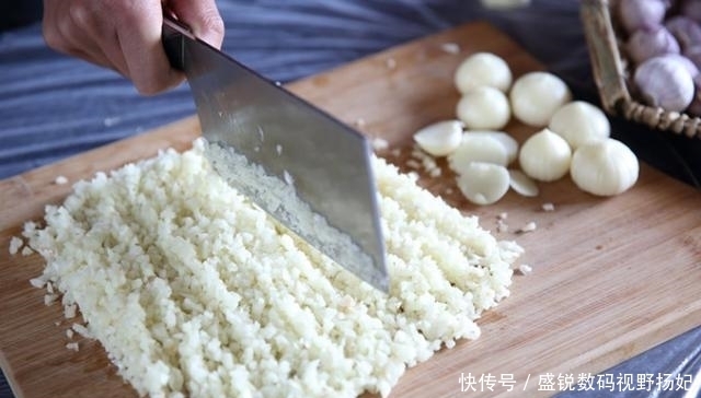 试试|娃娃菜怎么做好吃?试试蒜蓉粉丝娃娃菜吧,味道鲜美,越吃越香