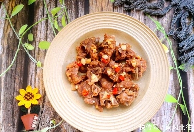 饺子都|蒸排骨的时候加上一块腐乳,蒸好的排骨颜色明亮,色泽诱人