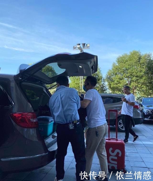 身高|黄晓明《中餐厅》路透曝光,身材高大却被发现穿鞋底超厚运动鞋