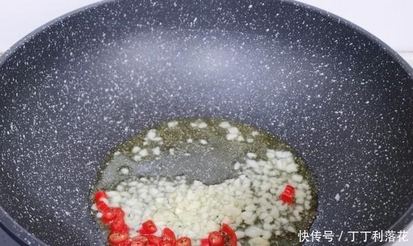 制作|制作海鲜时,不仅要加姜和盐,还要多加“两味”来制作味道鲜美