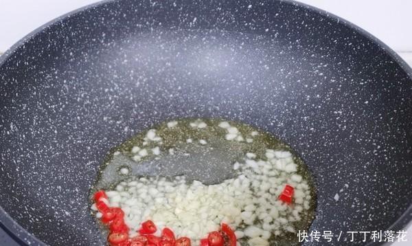 制作|制作海鲜时，不仅要加姜和盐，还要多加“两味”来制作味道鲜美