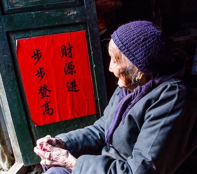  门口|一个午后，老太太在门口打盹，小偷看她双目失明便潜入其家中