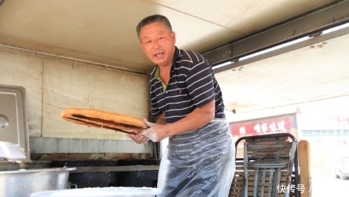 国内最大的馍|河南大爷卖巨型肉馍十多年,称有些人相隔千里还想着这口味儿