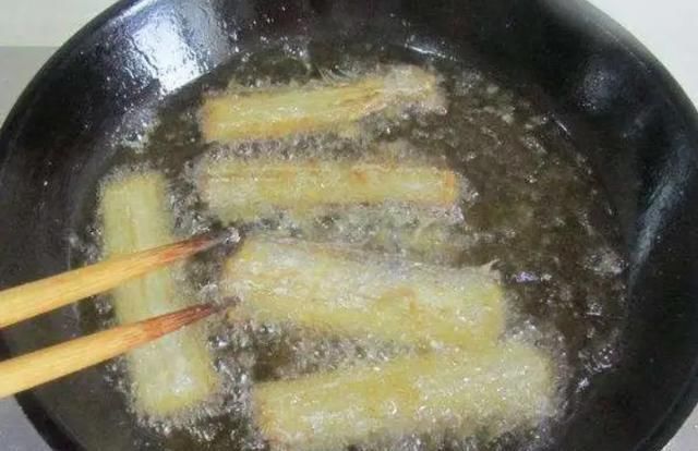 炸出|炸带鱼时,别在挂面糊了,大厨教你一招,炸出的带鱼更酥脆可口!