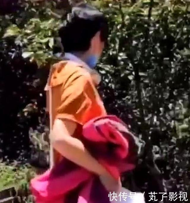  垃圾桶|“手欠”女游客接二连三推倒告示牌，连垃圾桶都不放过，后续来了
