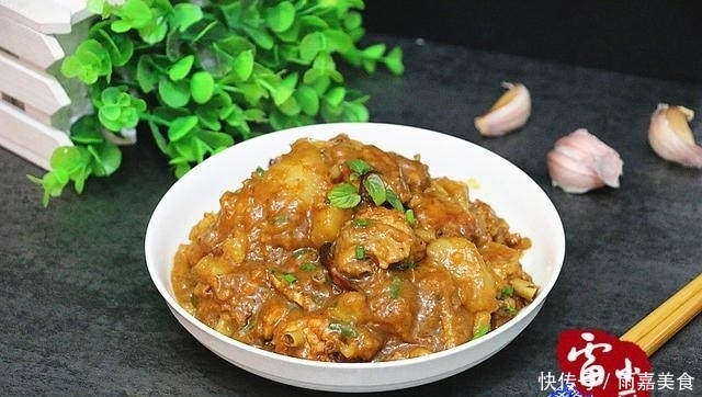 没了|鸡翅别再红烧了,换个花样加它一起烧,喷香下饭,一盘转身就没了