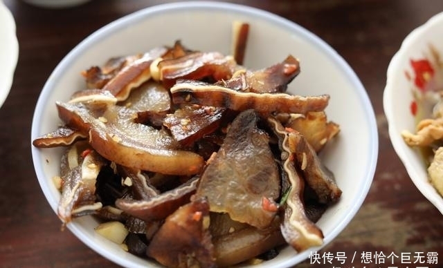 二伯母|亲戚来陪二伯过生日,二伯母做了9个菜招待,网友:朴实的农家菜