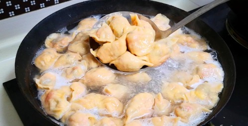 饺子|西红柿包饺子,原来这么好吃,调馅有秘诀,比肉饺子更香更好吃