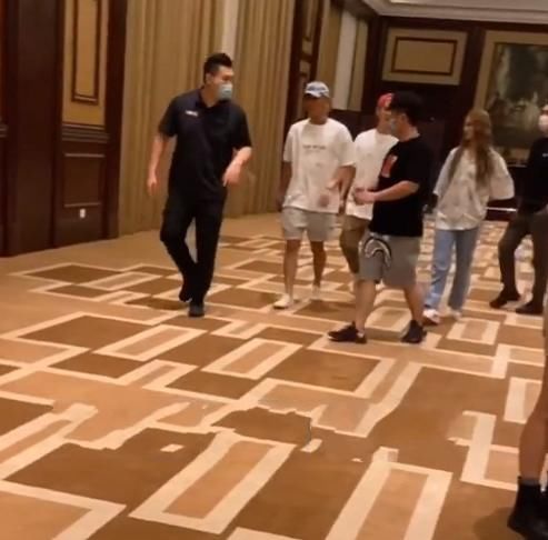 鹿晗|《创3》收官开庆功宴,黄子韬鹿晗热聊不断,旁边徐艺洋的表情亮了