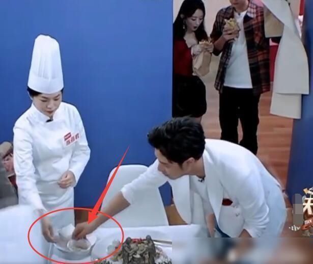 堪称|赵丽颖把自己用过的勺子给王一博,后者的反应,堪称避嫌教科书